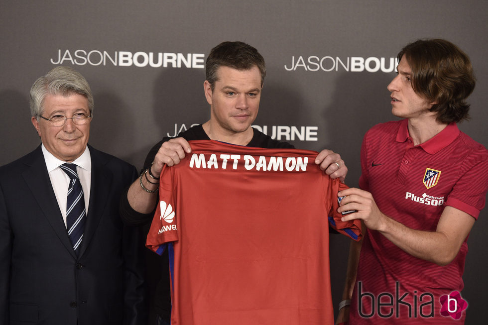 Matt Damon, Filipe Luis y Enrique Cerezo recibiendo la camiseta del Atletico Madrid en Madrid