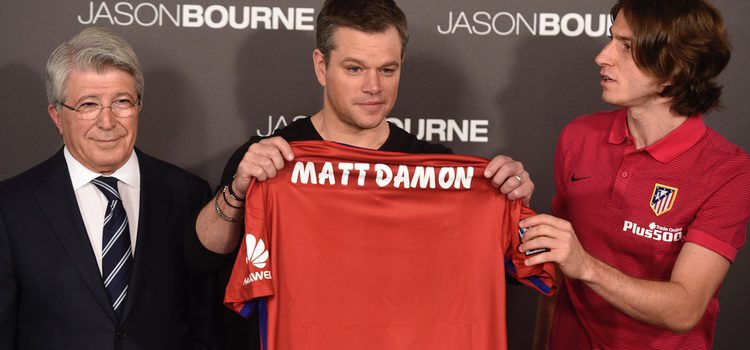 Matt Damon, Filipe Luis y Enrique Cerezo recibiendo la camiseta del Atletico Madrid en Madrid