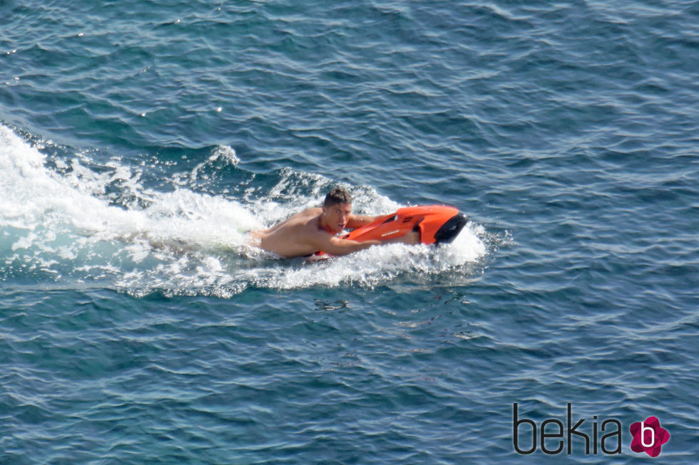 Cristiano Ronaldo surcando el Mediterráneo con una tabla a motor