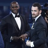 Los jugadores de baloncesto LeBron James y Kevin Love en los premios ESPY 2016