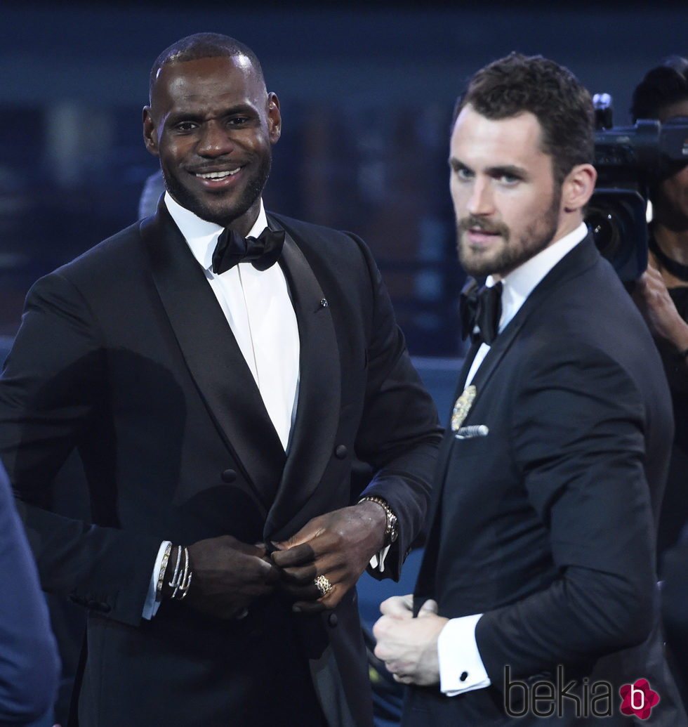 Los jugadores de baloncesto LeBron James y Kevin Love en los premios ESPY 2016