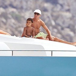 Cristiano Ronaldo con su hijo Cristiano Ronaldo Jr tomando el sol en un yate en Ibiza