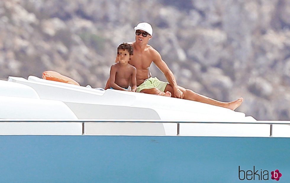 Cristiano Ronaldo con su hijo Cristiano Ronaldo Jr tomando el sol en un yate en Ibiza