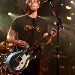 Luke Hemmings actuando en el iHeartRadio Jingle Ball 2015