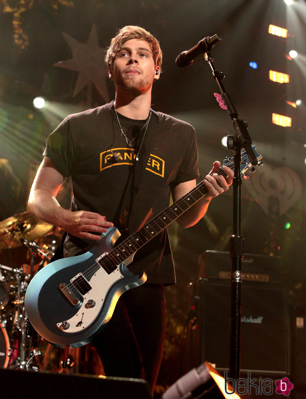 Luke Hemmings actuando en el iHeartRadio Jingle Ball 2015