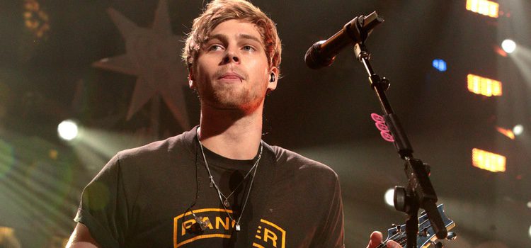 Luke Hemmings actuando en el iHeartRadio Jingle Ball 2015