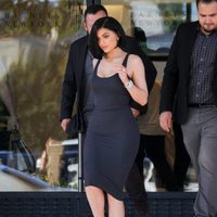 Kylie Jenner saliendo de una tienda de ropa