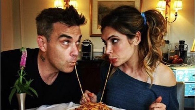 Robbie Williams cenando con su mujer Ayda Field