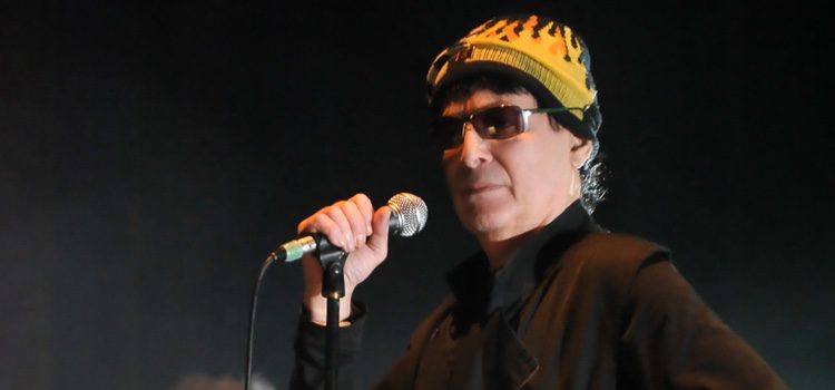 Alan Vega durante su actuación en 'The HMV Hammersmith Apollo'