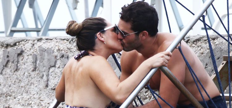 Kelly Brook en actitud cariñosa con su novio en Isquia