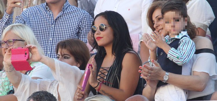 Gloria Camila, José Fernando y la mujer de José Ortega Cano en la plaza de toros de Benidorm