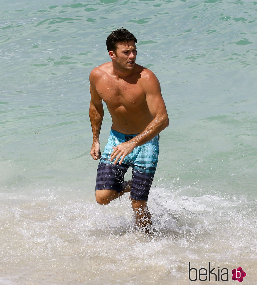 Scott Eastwood se da un baño en las aguas de Miami