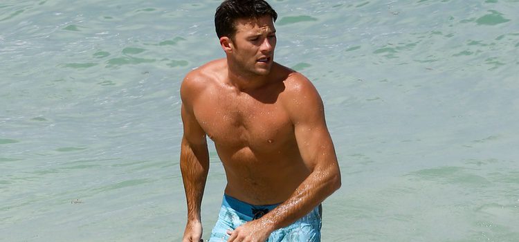 Scott Eastwood se da un baño en las aguas de Miami