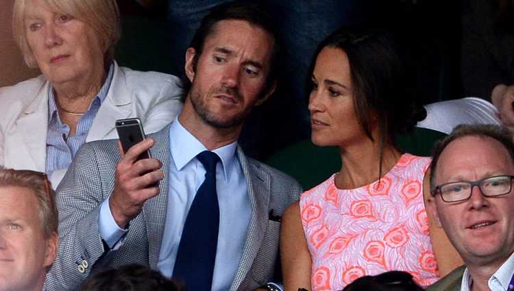 Pippa Middleton y James Matthews miran el móvil en Wimbledon 2016