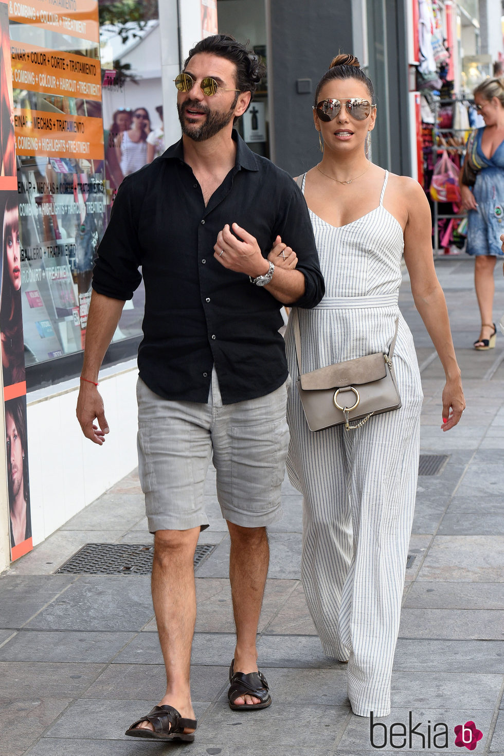 Eva Longoria y José Antonio Bastón disfrutando de las calles de Marbella