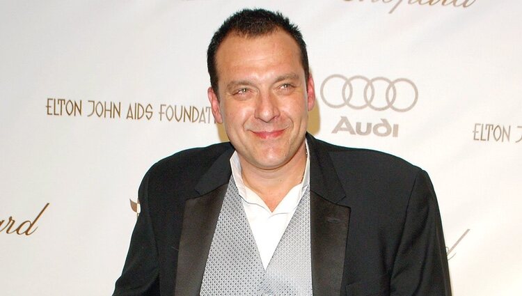 Tom Sizemore posando en la fiesta de Elton John