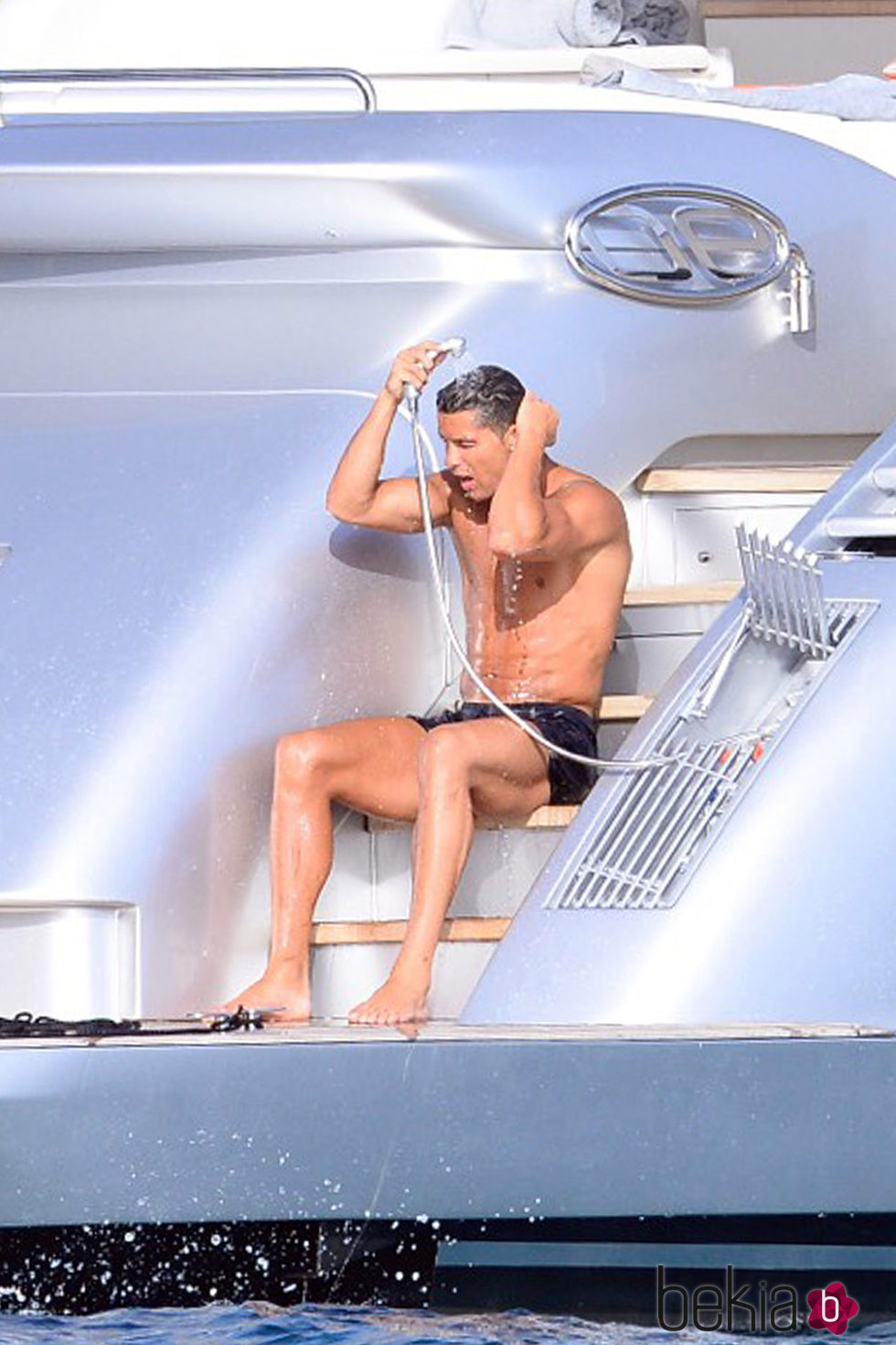 Cristiano Ronaldo dándose una refrescante ducha