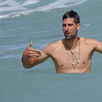 Novak Djokovic con el torso desnudo en el mar durante sus vacaciones en Marbella