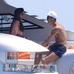 Cristiano Ronaldo charlando con una amiga en su yate