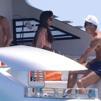 Cristiano Ronaldo charlando con una amiga en su yate