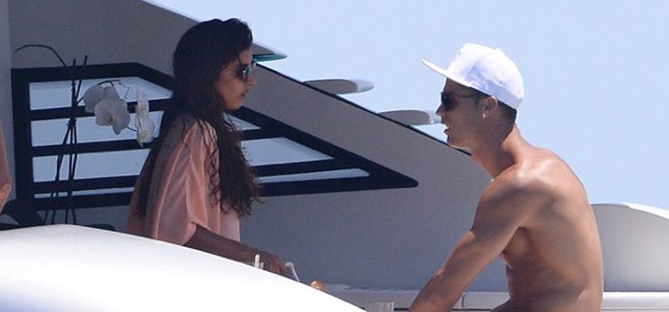 Cristiano Ronaldo charlando con una amiga en su yate