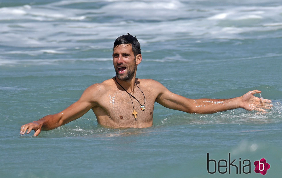 Novak Djokovic desnudo en el mar