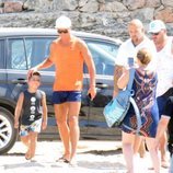 Cristiano Ronaldo con un fan en la playa