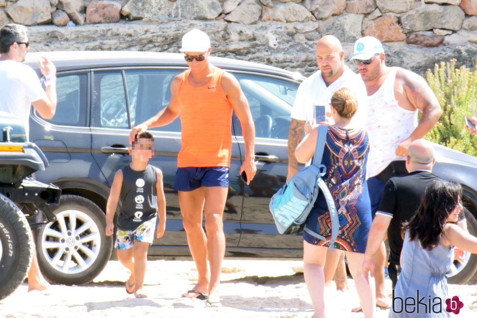 Cristiano Ronaldo con un fan en la playa