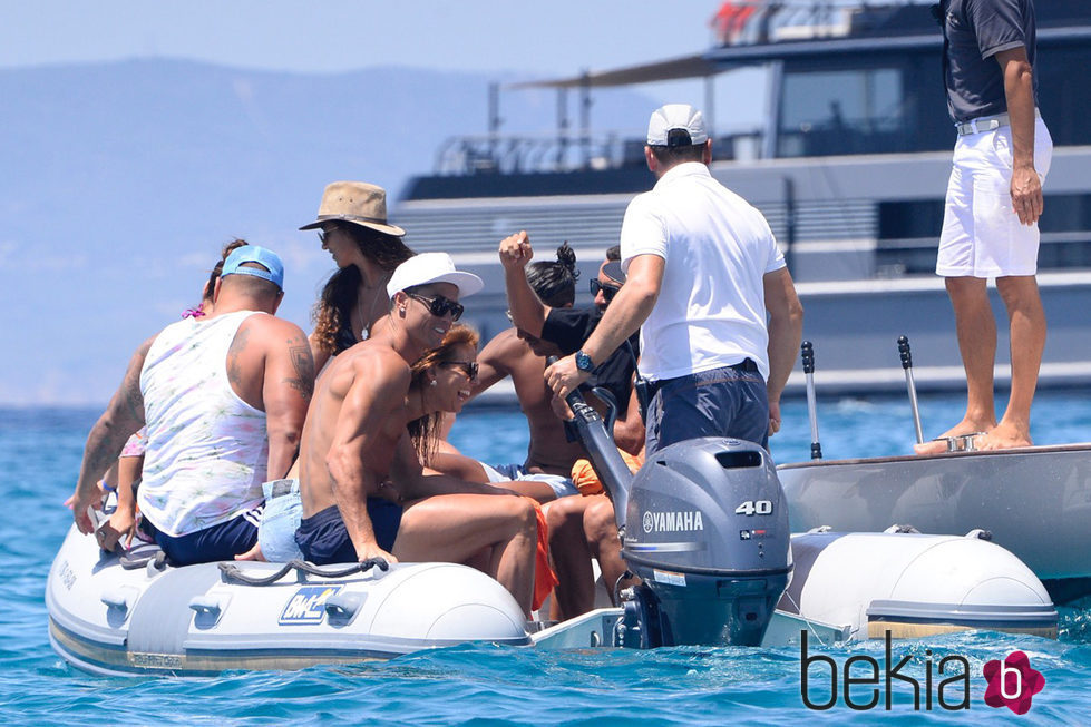 Cristiano Ronaldo y sus amigos en una lancha