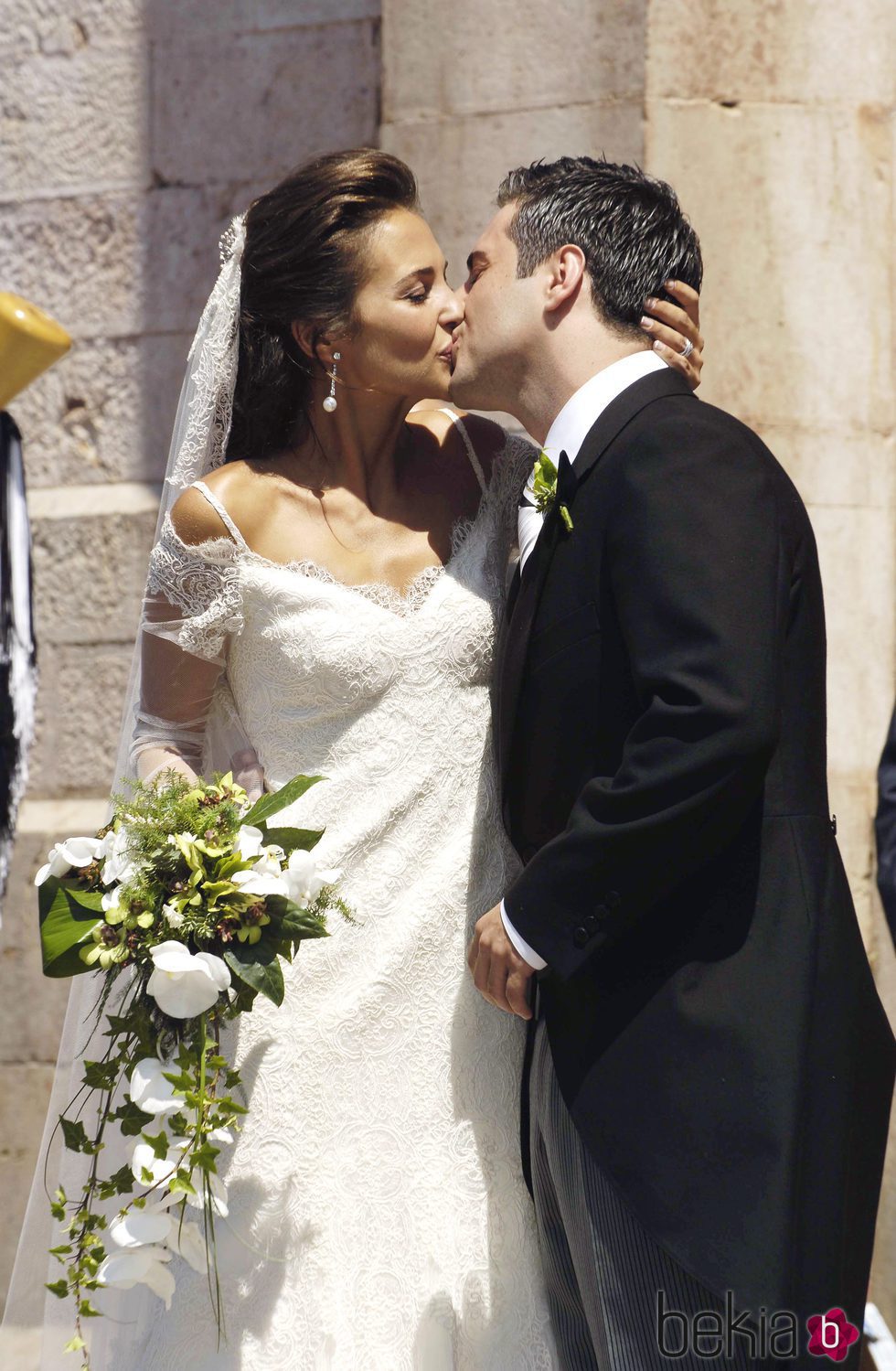 Paula Echevarría y David Bustamante besándose en su boda