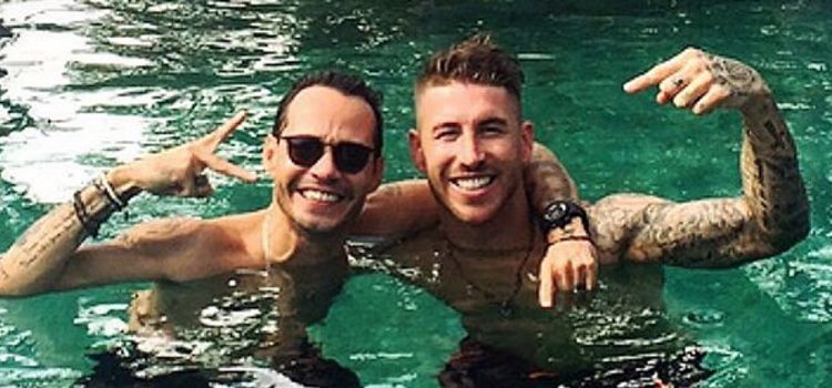 Marc Anthony y Sergio Ramos dándose un baño en una piscina