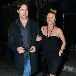 Nicollette Sheridan y su marido Aaron Phypers en Los Ángeles