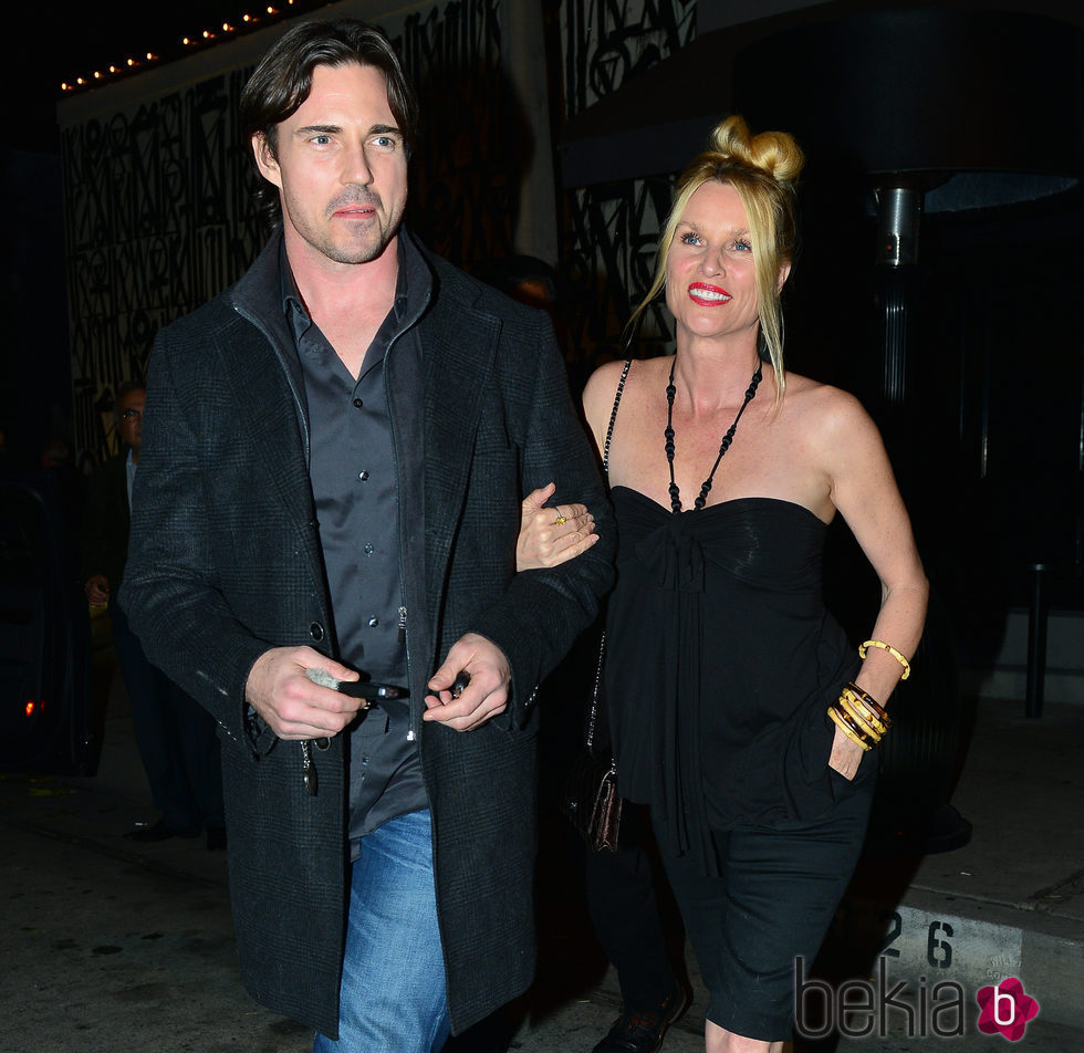 Nicollette Sheridan y su marido Aaron Phypers en Los Ángeles