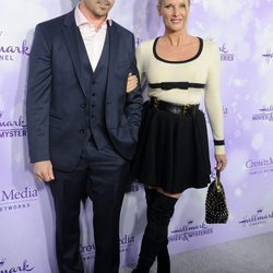 Nicollette Sheridan y su marido Aaron Phypers en un evento