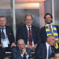 Alberto de Mónaco y Carlos Felipe de Suecia viendo un partido de fútbol