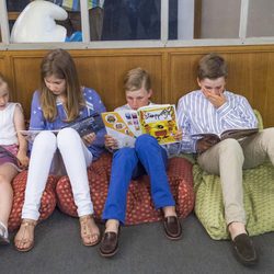 Los hijos de los Reyes de Bélgica leyendo en el Museo del Cómic de Bruselas