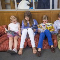 Los hijos de los Reyes de Bélgica leyendo en el Museo del Cómic de Bruselas