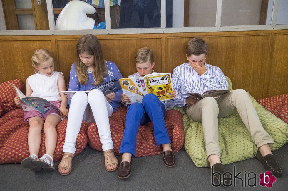 Los hijos de los Reyes de Bélgica leyendo en el Museo del Cómic de Bruselas