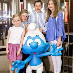 Los hijos de los Reyes de Bélgica con un pitufo en el Museo del Cómic de Bruselas