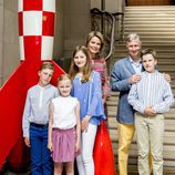 Felipe y Matilde de Bélgica con sus hijos en el Museo del Cómic de Bruselas