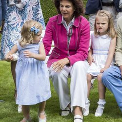 Silvia de Suecia intenta coger a su nieta Leonor en el posado de verano de la Familia Real Sueca en Solliden