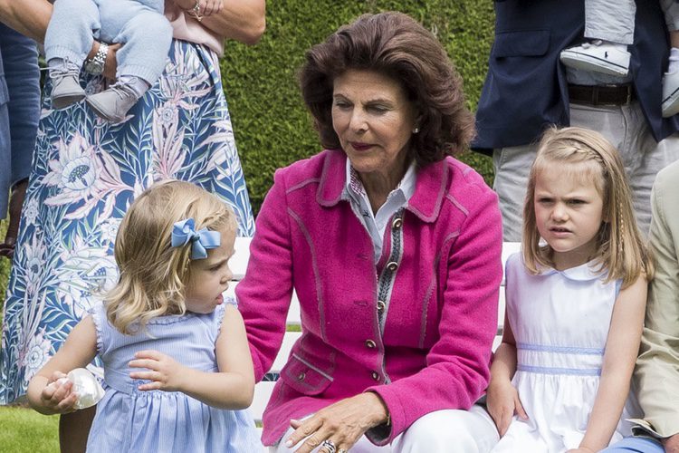 Silvia de Suecia intenta coger a su nieta Leonor en el posado de verano de la Familia Real Sueca en Solliden