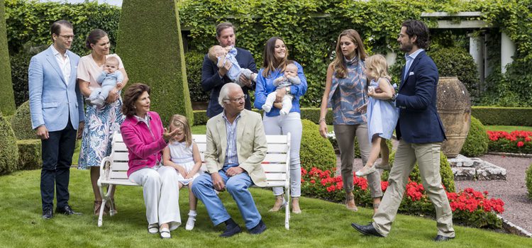 Carlos Felipe de Suecia lleva en volandas a su sobrina Leonor para que vuelva al posado de la Familia Real Sueca