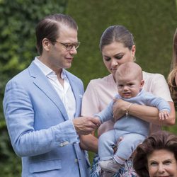 Oscar de Suecia en su primer posado de verano con sus padres Victoria y Daniel de Suecia en Solliden