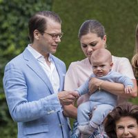 Oscar de Suecia en su primer posado de verano con sus padres Victoria y Daniel de Suecia en Solliden