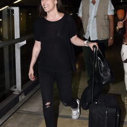 Malú en el aeropuerto tras sus vacaciones en París con Gonzalo Miró