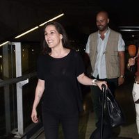 Malú en el aeropuerto tras sus vacaciones en París con Gonzalo Miró