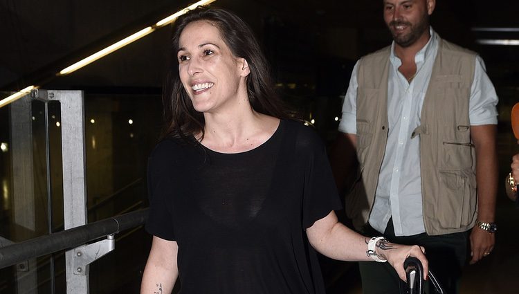 Malú en el aeropuerto tras sus vacaciones en París con Gonzalo Miró