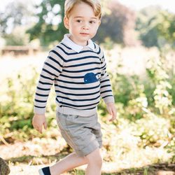 El Príncipe Jorge de Cambridge posando por su tercer cumpleaños