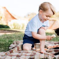 El Príncipe Jorge de Cambridge dando helado a su perro en su tercer cumpleaños